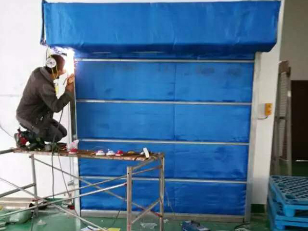 多臂龍頭噴水織機(jī)
